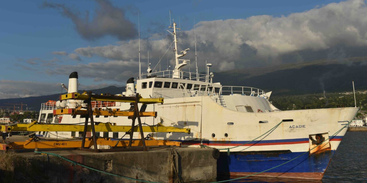 L’Acadie, un navire polyvalent, basé à Anjouan aux Comores