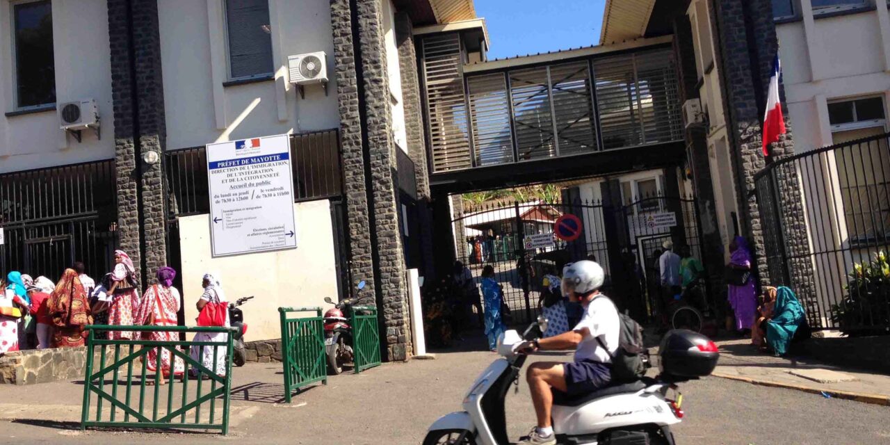Mayotte : la loi modifiant les conditions d’accès à la nationalité française validée