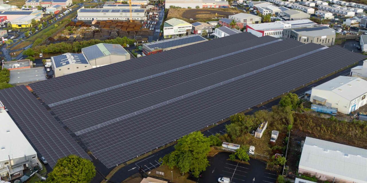 TotalEnergies installe 9 600 panneaux photovoltaïques au Marché de Gros de Saint Pierre (974)